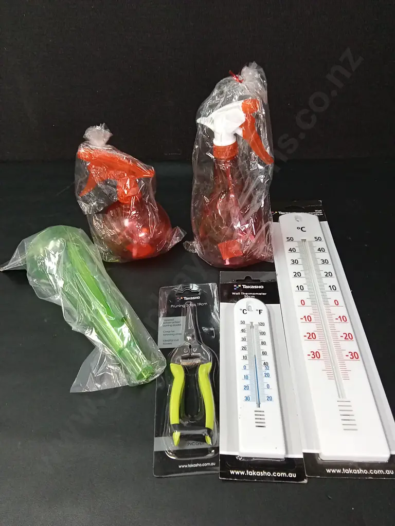 ASSORTED GARDEN ITEMS Image 1++