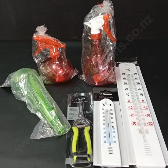ASSORTED GARDEN ITEMS