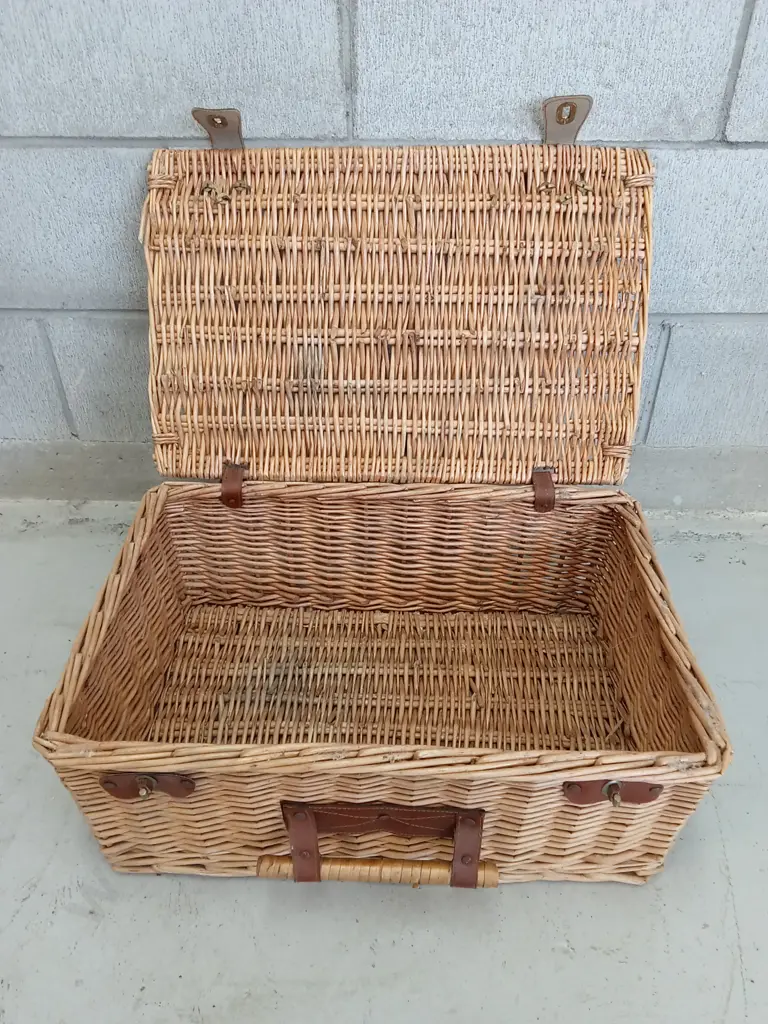 WOVEN WICKER PICNIC BASKET WITH FAUX-LEATHER STRAPS, H 23CM X W 56CM X D 39CM Image 1++