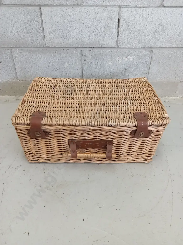 WOVEN WICKER PICNIC BASKET WITH FAUX-LEATHER STRAPS, H 23CM X W 56CM X D 39CM Image 1++