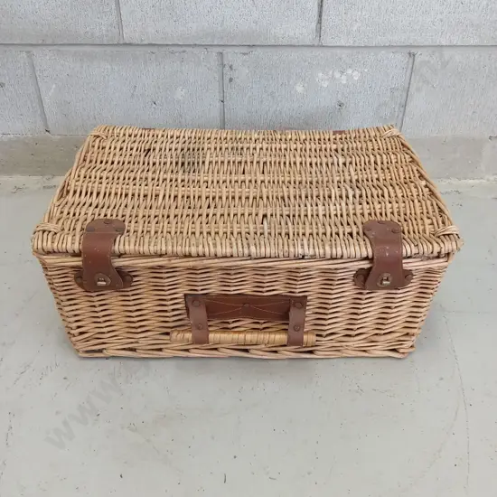 WOVEN WICKER PICNIC BASKET WITH FAUX-LEATHER STRAPS, H 23CM X W 56CM X D 39CM