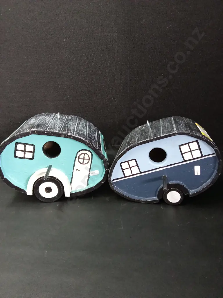 2 CARAVAN SHAPED BIRD HOUSES TALLEST H19CM Image 1++