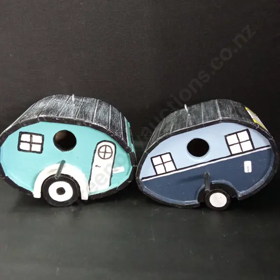 2 CARAVAN SHAPED BIRD HOUSES TALLEST H19CM