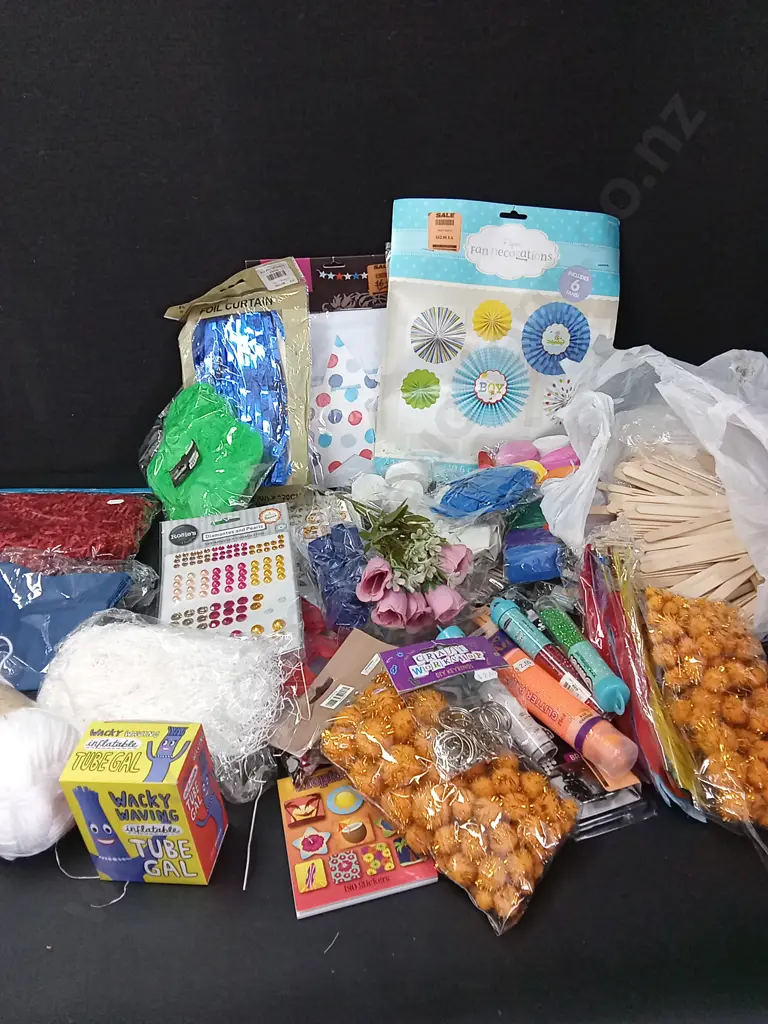 BOX OF CRAFT / PARTY SUPPLIES Image 1++