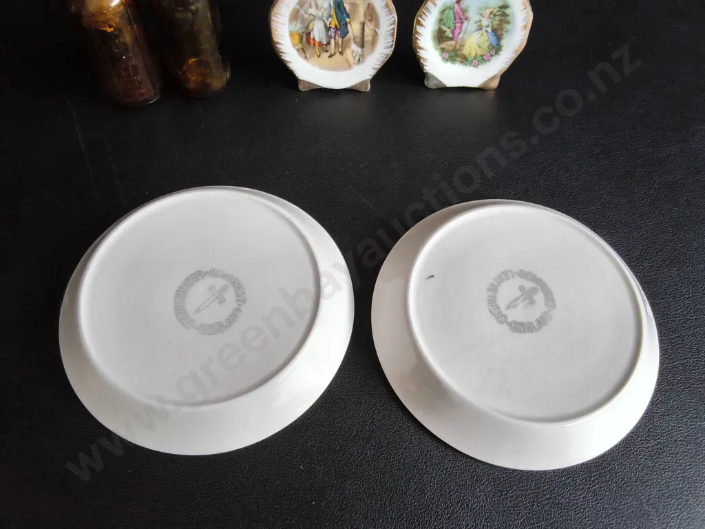 VINTAGE ENGLISH HERALDIC KNIGHT TRINKET DISHES, MINIATURE GLASS BOTTLES, AND MINIATURE PORCELAIN PLATES, WIDEST DIA 12C Image 1++