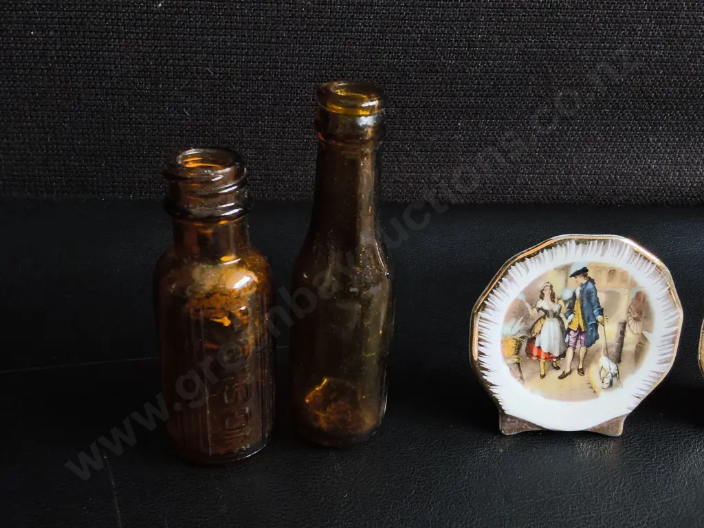 VINTAGE ENGLISH HERALDIC KNIGHT TRINKET DISHES, MINIATURE GLASS BOTTLES, AND MINIATURE PORCELAIN PLATES, WIDEST DIA 12C Image 1++