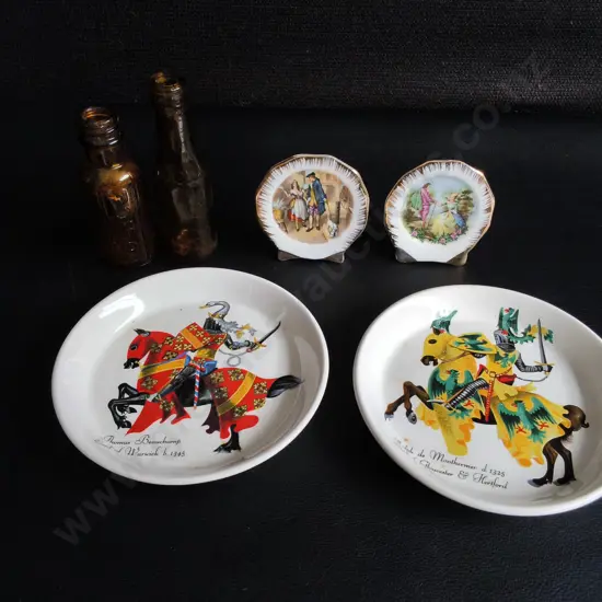 VINTAGE ENGLISH HERALDIC KNIGHT TRINKET DISHES, MINIATURE GLASS BOTTLES, AND MINIATURE PORCELAIN PLATES, WIDEST DIA 12C
