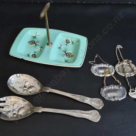 COLLECTION OF VINTAGE TABLEWARE, INCLUDING SERVING FORK AND SPOON SET, TURQUOISE DISH, AND DECANTER LABELS