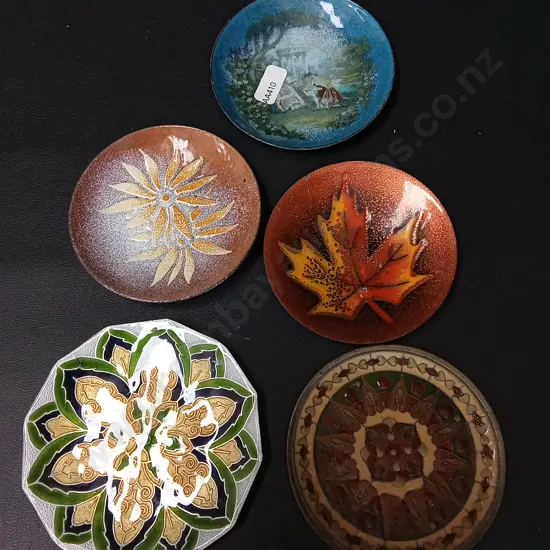 5 ENAMEL DISHES LARGEST D11.5CM