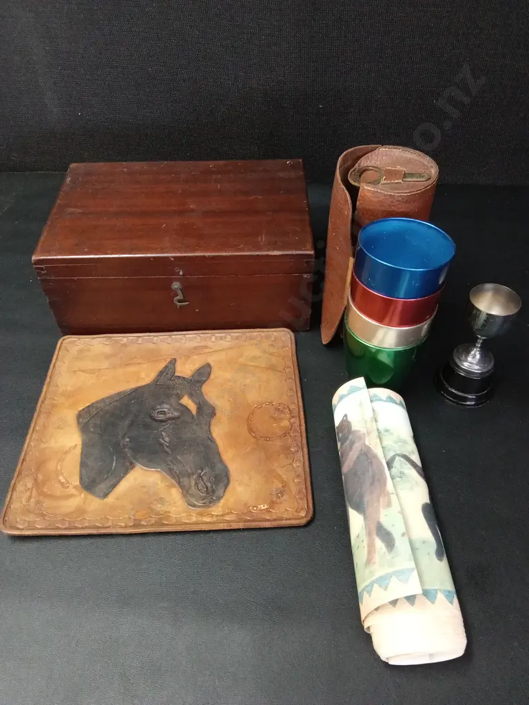 MIX OF VINTAGE ITEMS INCLUDING WALLPAPER BORDER OF DANCING BEARS Image 1++