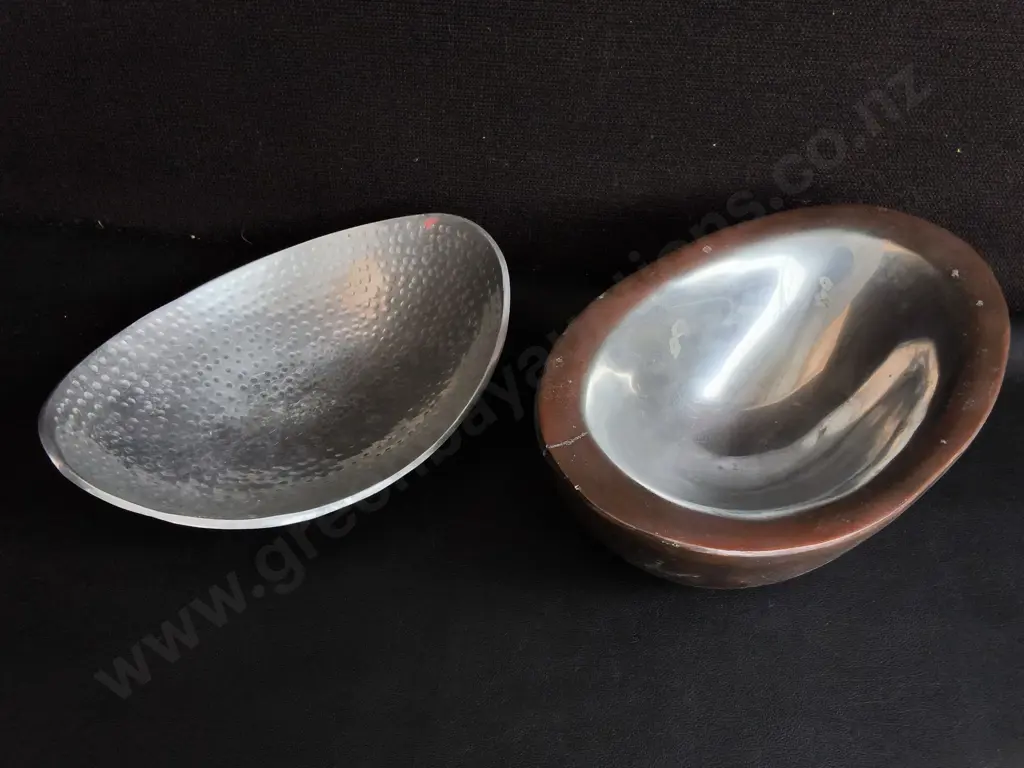 PAIR OF DECORATIVE METALLIC BOWLS, WIDEST W 30 CM Image 1++