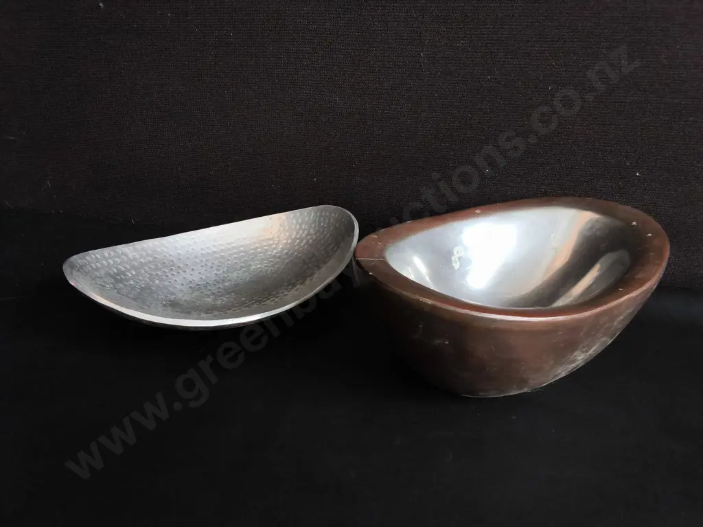 PAIR OF DECORATIVE METALLIC BOWLS, WIDEST W 30 CM Image 1++
