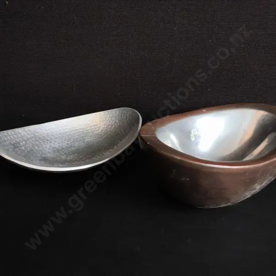 PAIR OF DECORATIVE METALLIC BOWLS, WIDEST W 30 CM