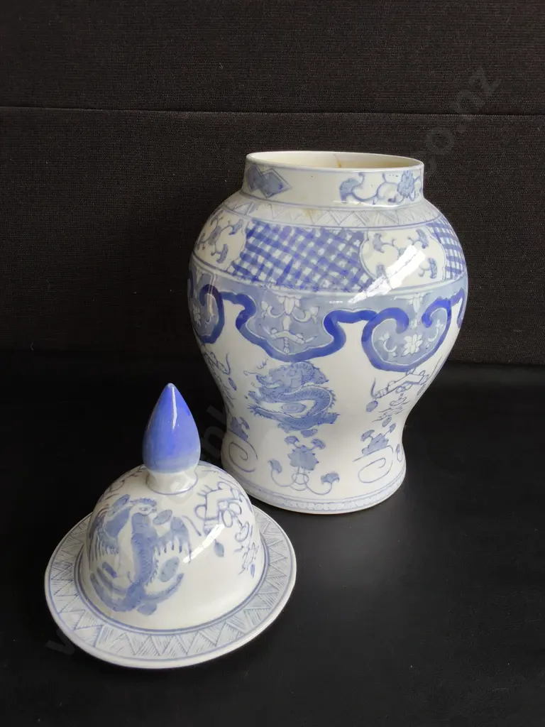 VINTAGE BLUE AND WHITE PORCELAIN CHINESE LIDDED GINGER JAR, H 43 CM Image 1++