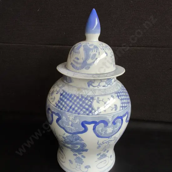 VINTAGE BLUE AND WHITE PORCELAIN CHINESE LIDDED GINGER JAR, H 43 CM