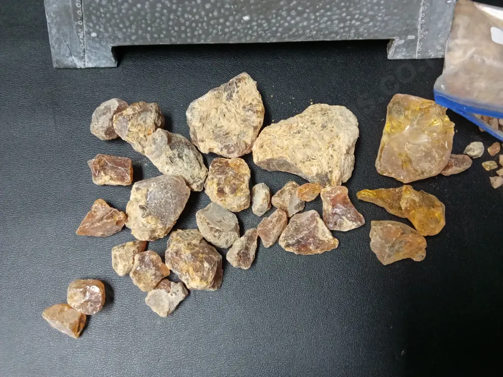 VINTAGE BOX H10CM AND COLLECTION OF RAW TREE RESIN Image 1++