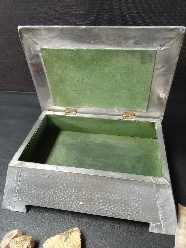 VINTAGE BOX H10CM AND COLLECTION OF RAW TREE RESIN Image 1++