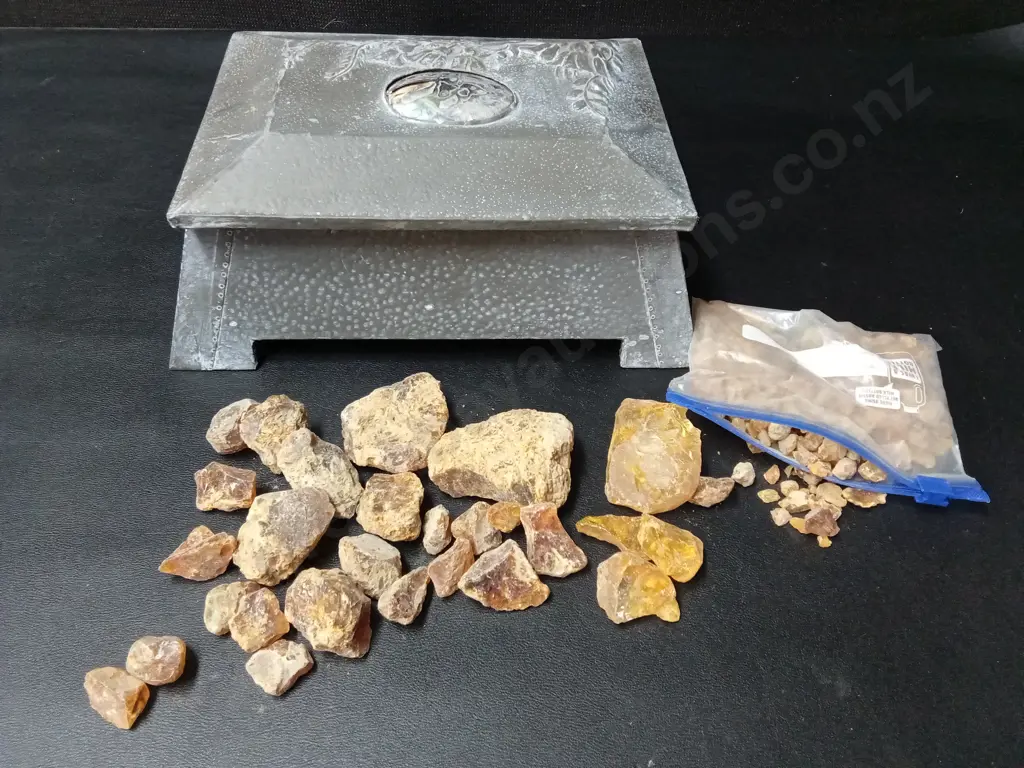 VINTAGE BOX H10CM AND COLLECTION OF RAW TREE RESIN Image 1++