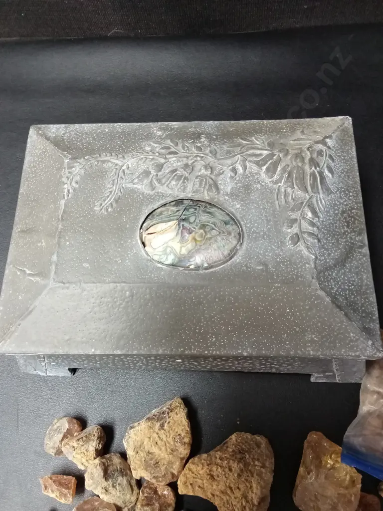 VINTAGE BOX H10CM AND COLLECTION OF RAW TREE RESIN Image 1++