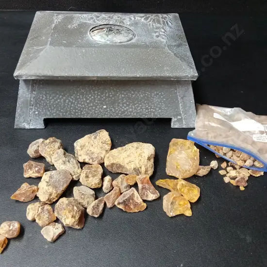 VINTAGE BOX H10CM AND COLLECTION OF RAW TREE RESIN