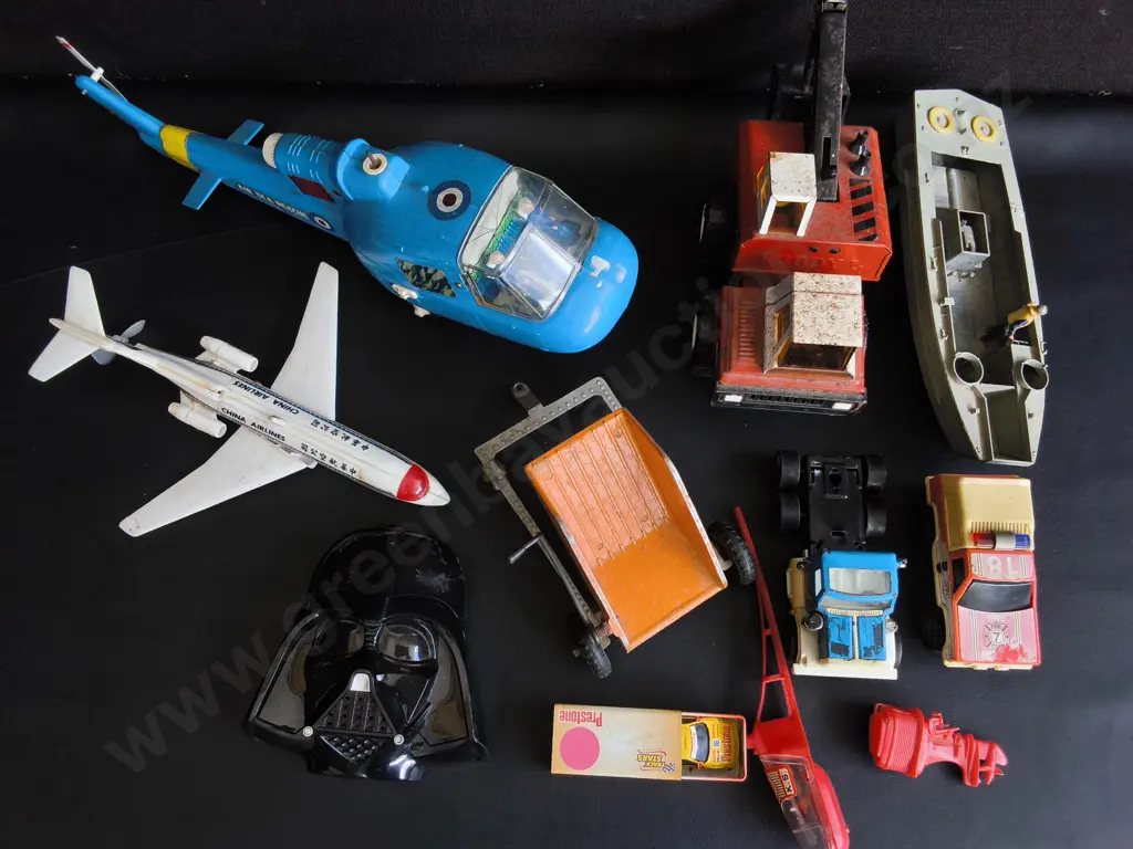 BOX OF VINTAGE TOYS Image 1++