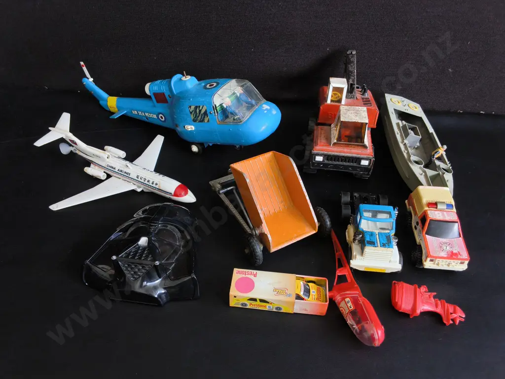 BOX OF VINTAGE TOYS Image 1++