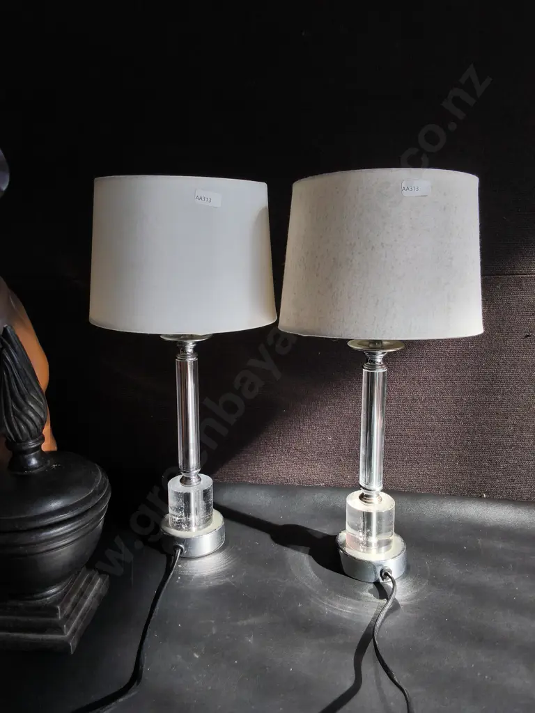 HOME DECOR, INCLUDING PAIR OF TABLE LAMPS, DECORATIVE BOXER SCULPTURE, AND WOODEN TRINKET DISH, TALLEST H 48 CM Image 1++