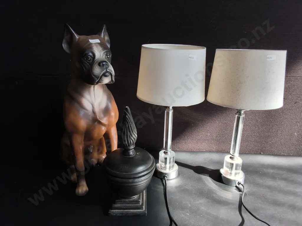 HOME DECOR, INCLUDING PAIR OF TABLE LAMPS, DECORATIVE BOXER SCULPTURE, AND WOODEN TRINKET DISH, TALLEST H 48 CM Image 1++