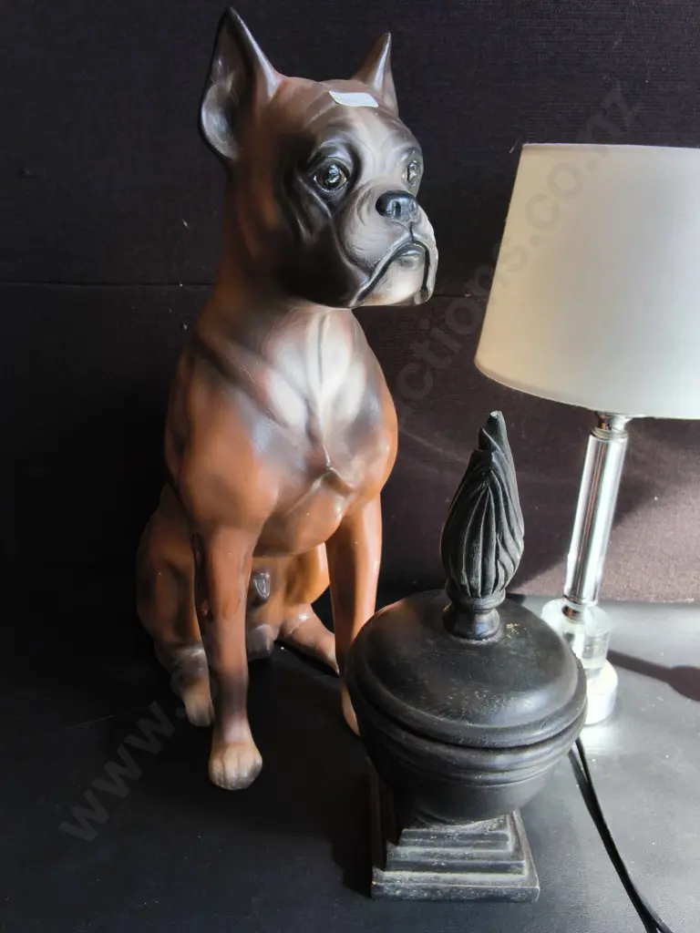 HOME DECOR, INCLUDING PAIR OF TABLE LAMPS, DECORATIVE BOXER SCULPTURE, AND WOODEN TRINKET DISH, TALLEST H 48 CM Image 1++