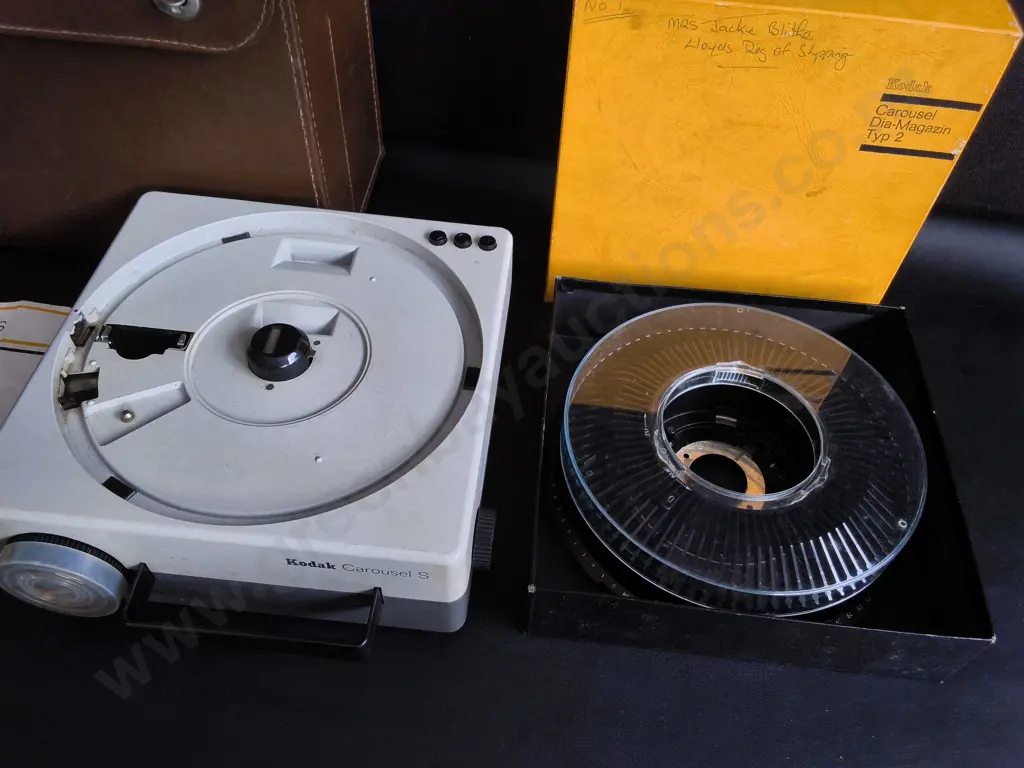 VINTAGE KODAK CAROUSEL S 35MM SLIDE PROJECTOR WITH ROUND SLIDE MAGAZINE TRAY, CORDS, AND LEATHER CARRYING CASE Image 1++