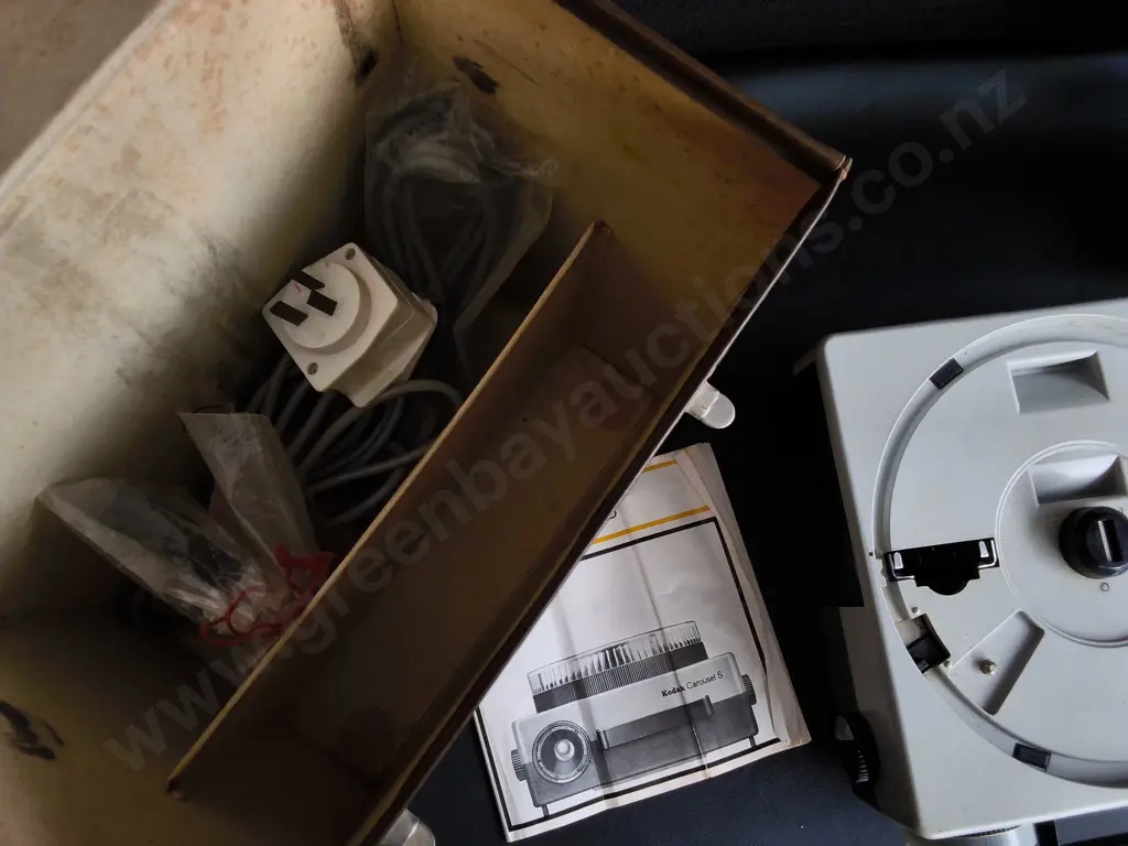 VINTAGE KODAK CAROUSEL S 35MM SLIDE PROJECTOR WITH ROUND SLIDE MAGAZINE TRAY, CORDS, AND LEATHER CARRYING CASE Image 1++