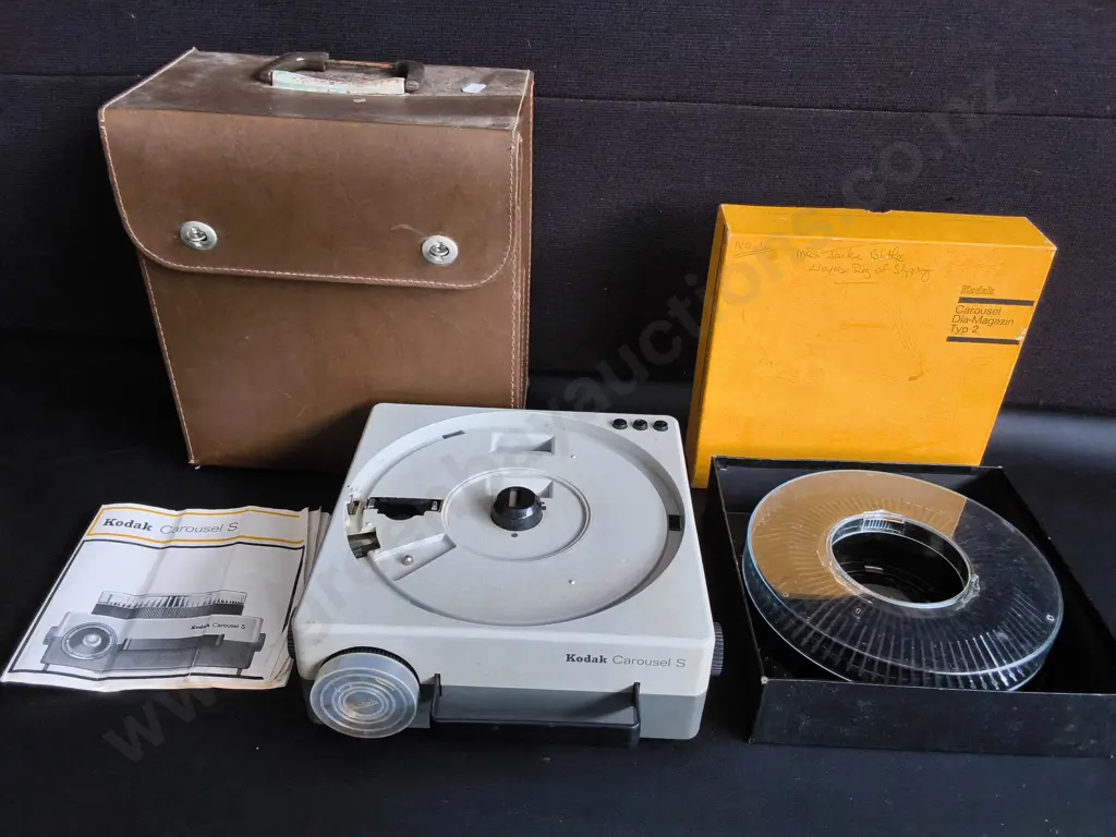 VINTAGE KODAK CAROUSEL S 35MM SLIDE PROJECTOR WITH ROUND SLIDE MAGAZINE TRAY, CORDS, AND LEATHER CARRYING CASE Image 1++