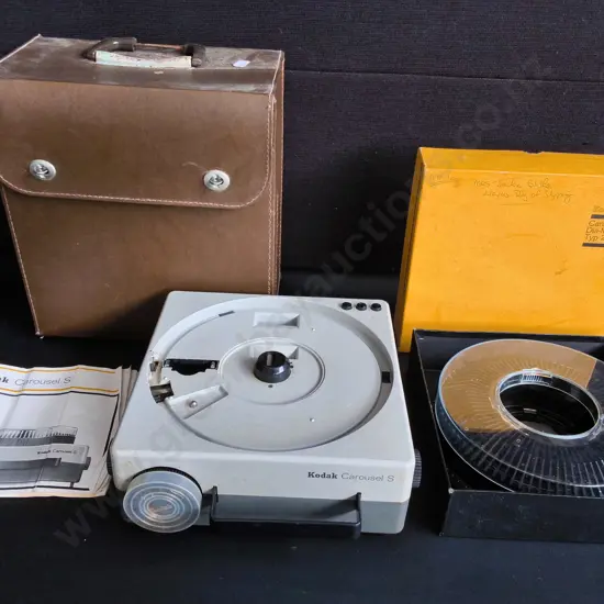 VINTAGE KODAK CAROUSEL S 35MM SLIDE PROJECTOR WITH ROUND SLIDE MAGAZINE TRAY, CORDS, AND LEATHER CARRYING CASE