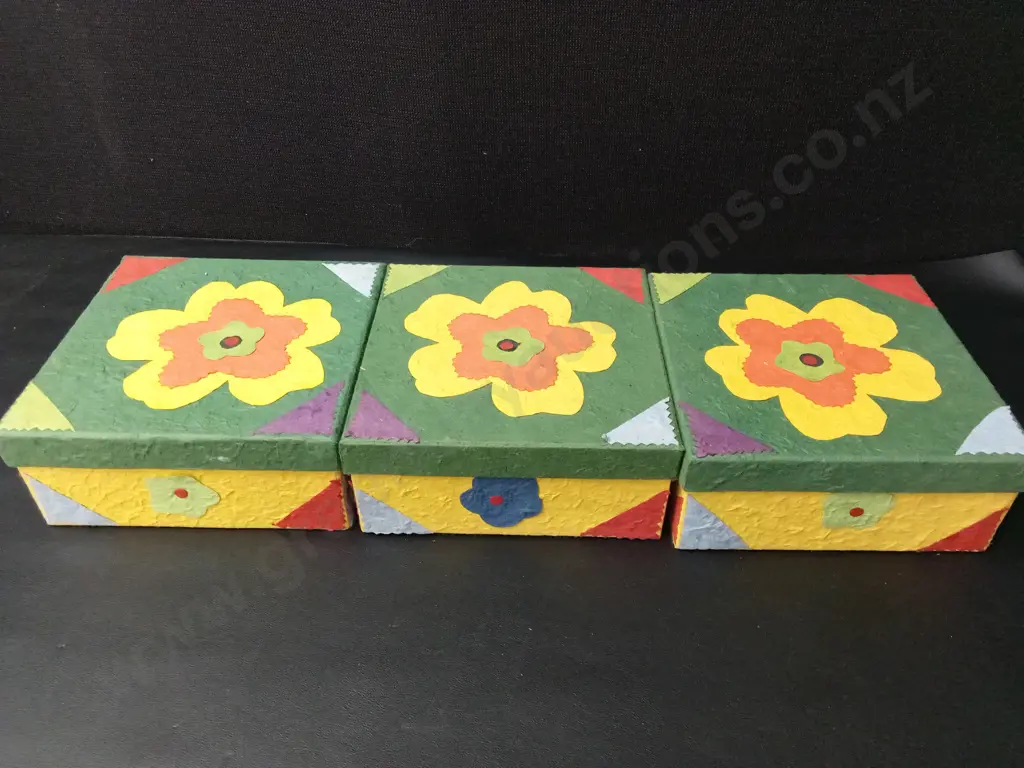 2 CANVASES TALLEST H40CM AND 3 BOXES Image 1++