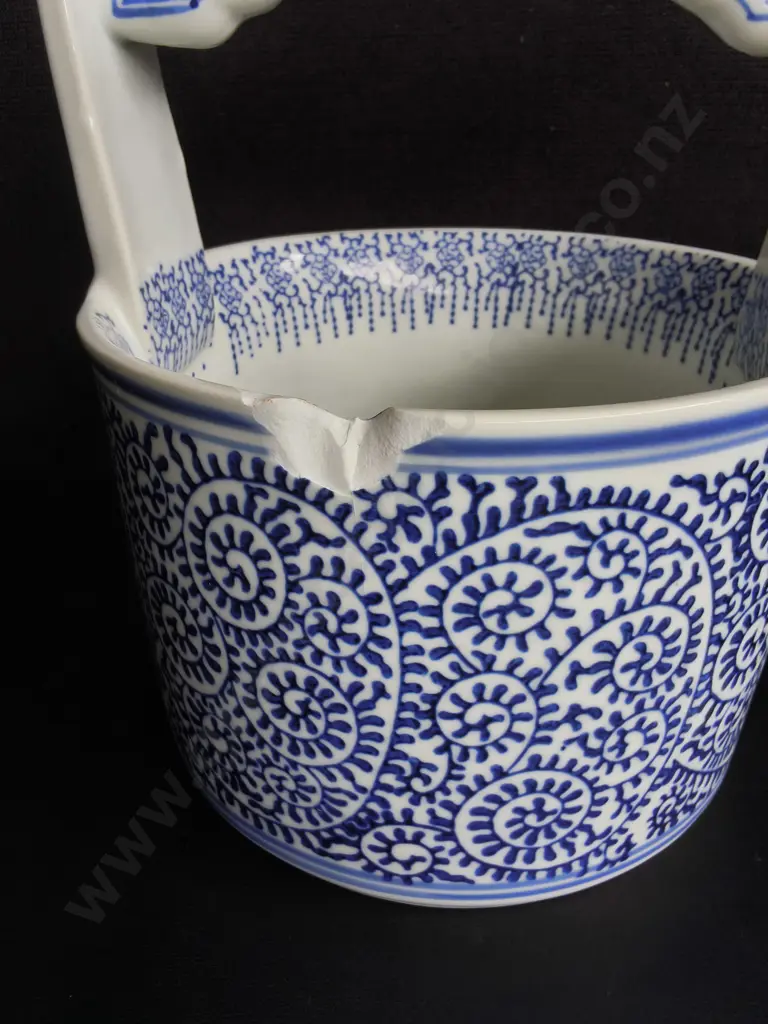 BLUE AND WHITE PORCELAIN BUCKET STYLE VASE, H 30 CM Image 1++