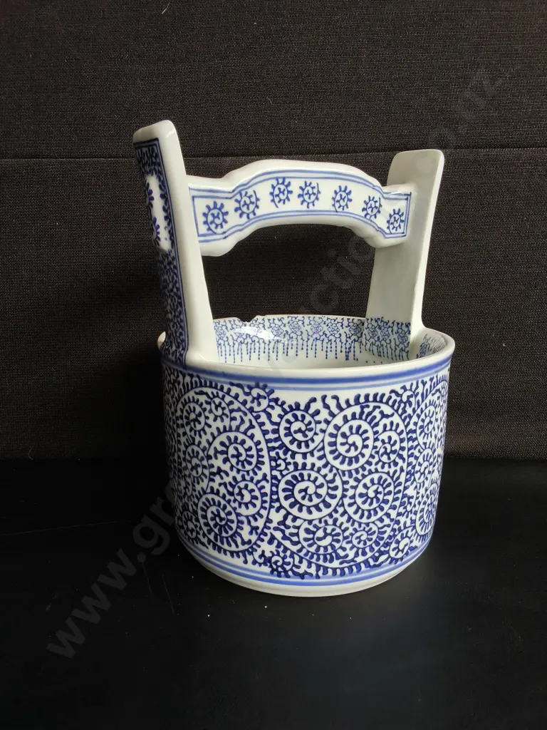 BLUE AND WHITE PORCELAIN BUCKET STYLE VASE, H 30 CM Image 1++