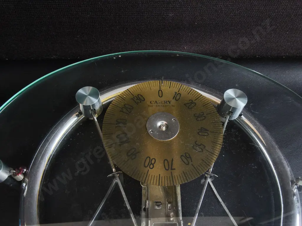 VINTAGE CAMRY MECHANICAL ROUND GLASS BATHROOM SCALE Image 1++