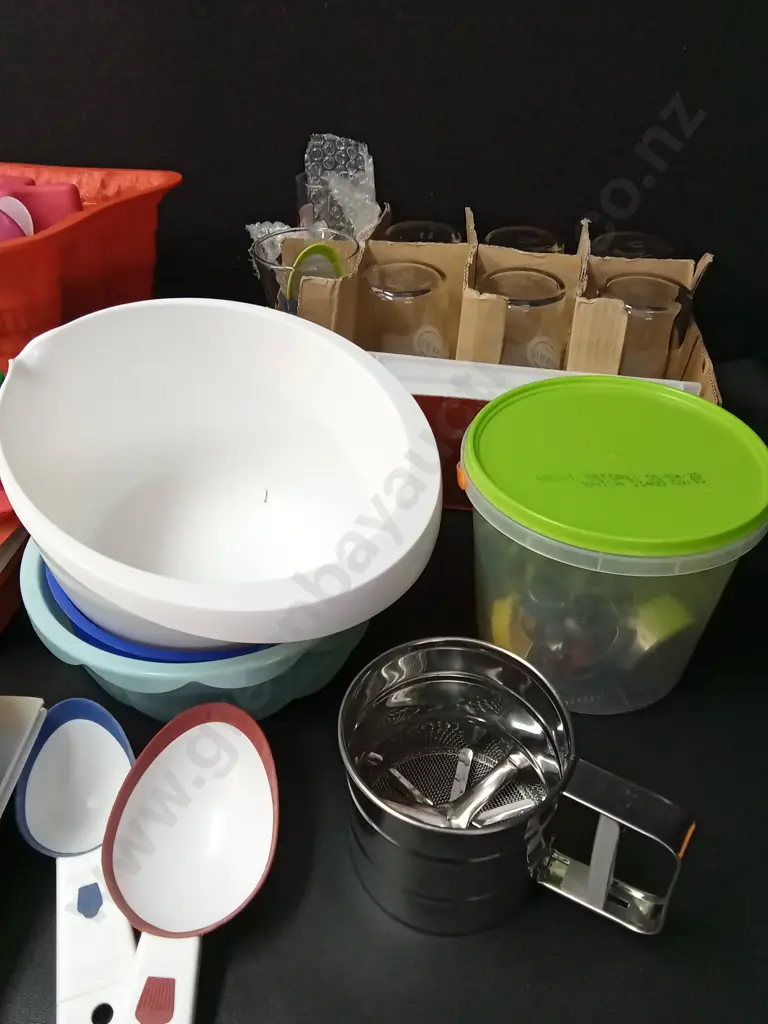 BOX OF KITCHEN ITEMS Image 1++