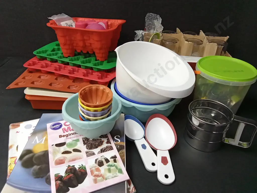 BOX OF KITCHEN ITEMS Image 1++