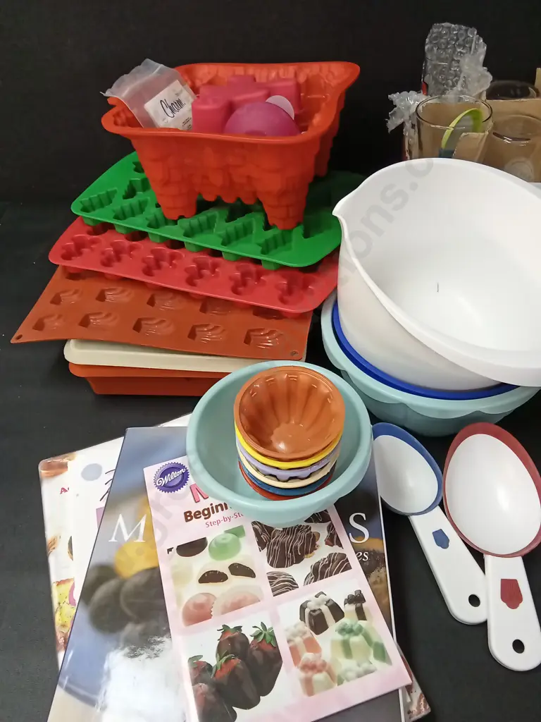 BOX OF KITCHEN ITEMS Image 1++