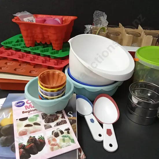 BOX OF KITCHEN ITEMS
