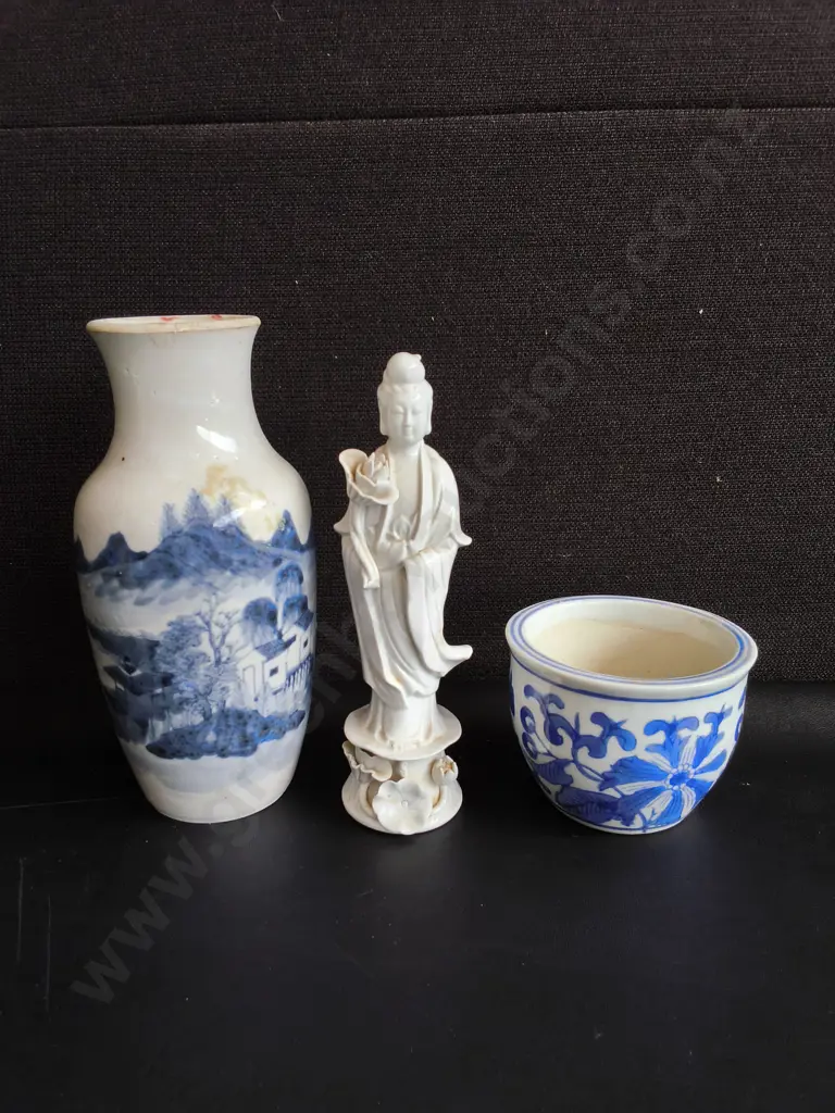 VINTAGE ASIAN CERAMICS, BLUE AND WHITE VASE AND POT, AND BLANC DE CHINE FIGURINE, TALLEST H 22 CM Image 1++