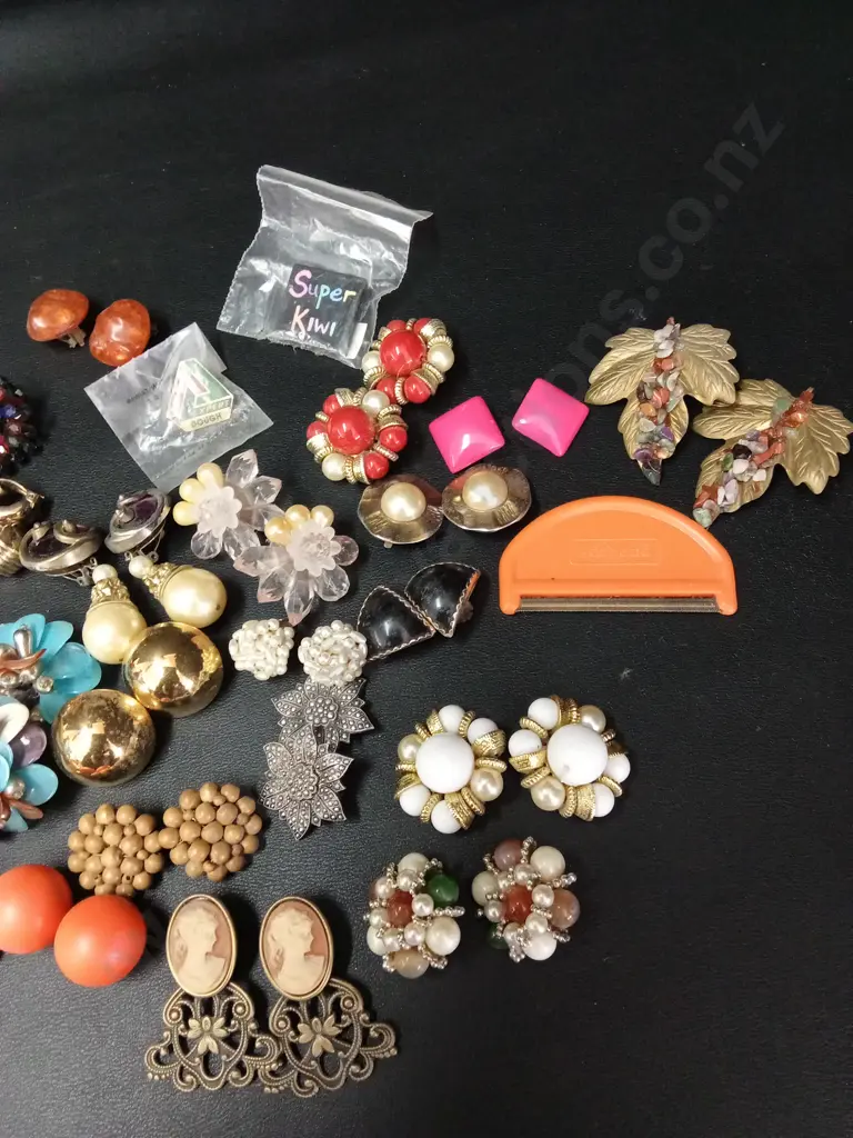 COLLECTION OF VINTAGE CLIP ON EARRINGS AND BROOCHES Image 1++