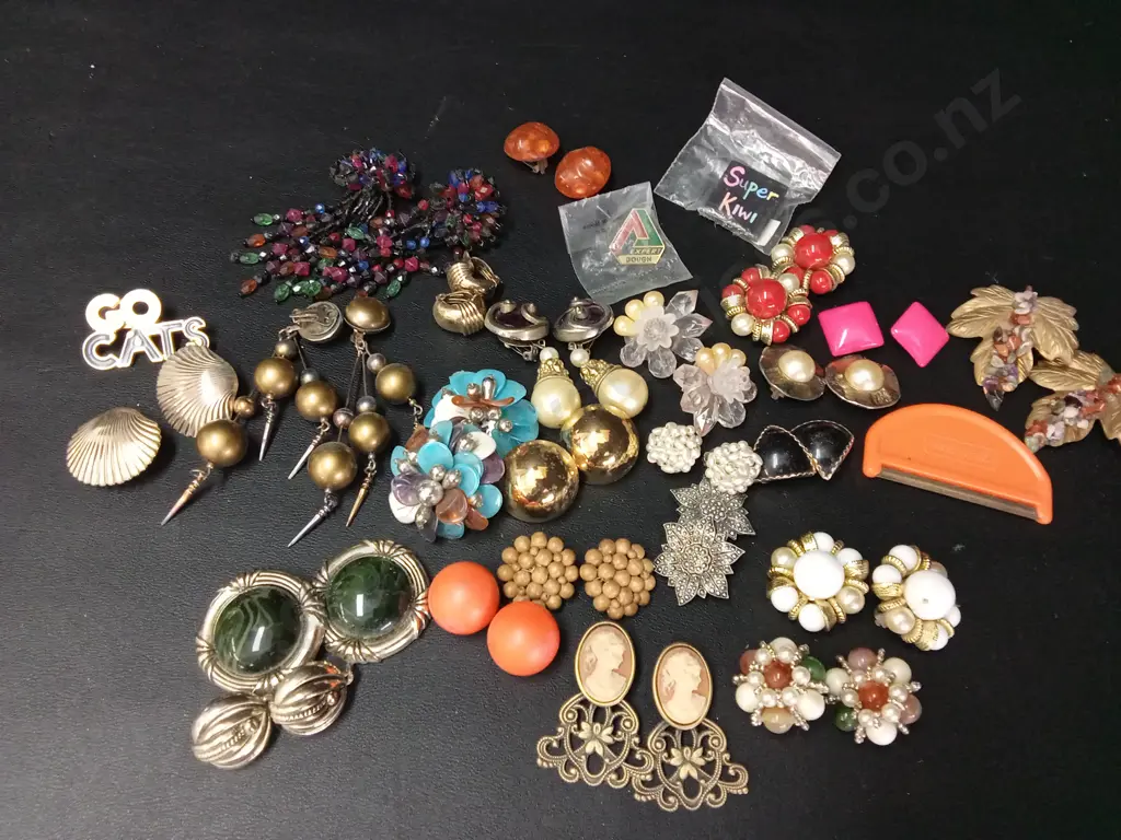 COLLECTION OF VINTAGE CLIP ON EARRINGS AND BROOCHES Image 1++