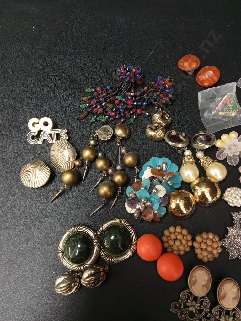 COLLECTION OF VINTAGE CLIP ON EARRINGS AND BROOCHES Image 1++