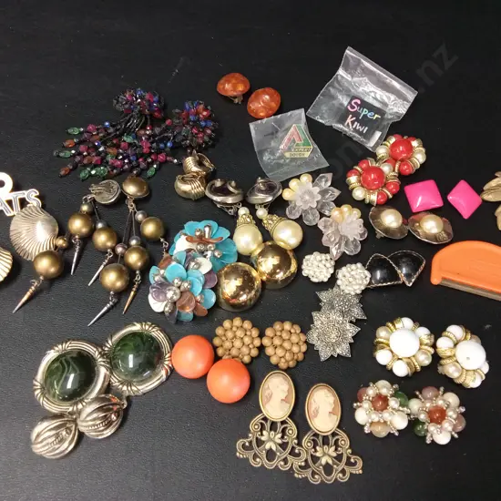 COLLECTION OF VINTAGE CLIP ON EARRINGS AND BROOCHES
