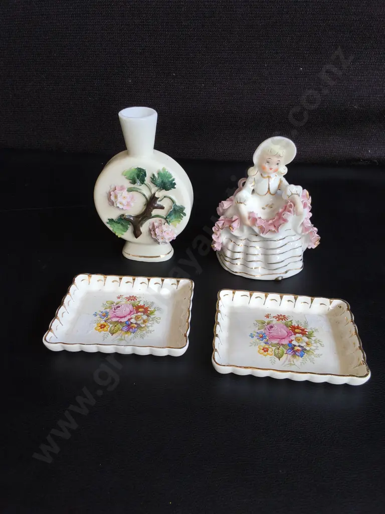 VINTAGE MID CENTURY PORCELAIN ITEMS, 4 PIECES, LADY FIGURINE, BUD VASE, AND PAIR OF TRINKET DISHES, TALLEST H 12 CM Image 1++