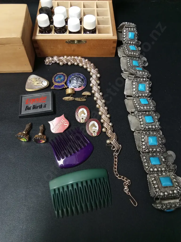 2 WOODEN BOXES INCLUDING JEWELLERY AND ESSENTIAL OILS Image 1++