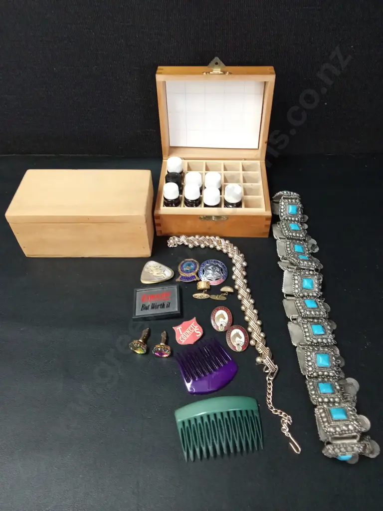 2 WOODEN BOXES INCLUDING JEWELLERY AND ESSENTIAL OILS Image 1++