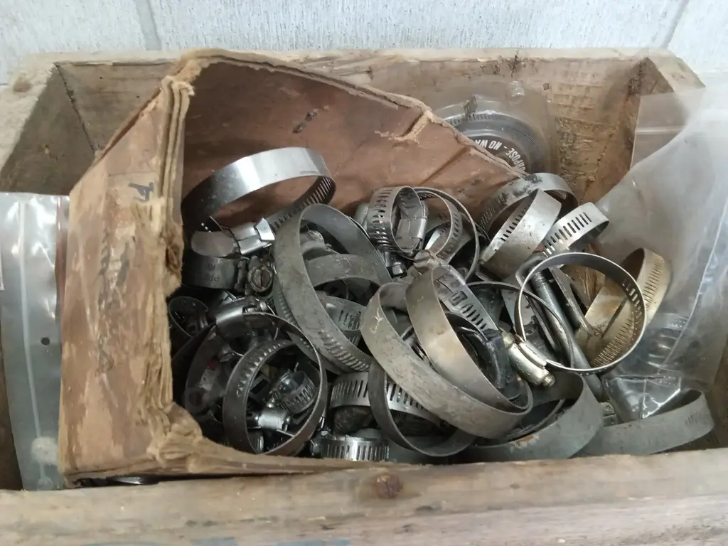 ASSORTMENT OF METAL WORM-DRIVE HOSE CLAMPS Image 1++